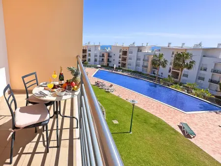 Location appartement à Albufeira, Moderne appartement proche centre Albufeira avec piscines et court de tennis