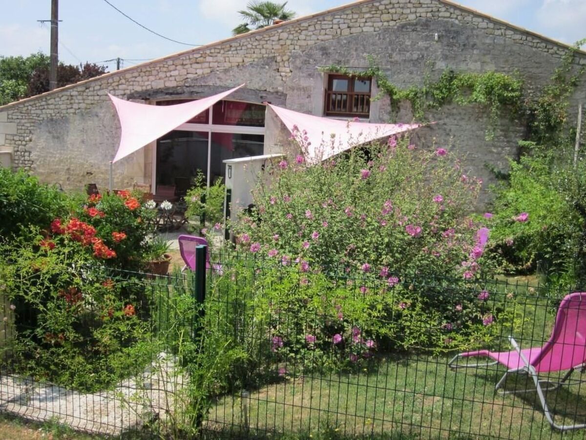 Maison L'Ecurie à Jonzac : jardin clos et terrasse - Photo 13