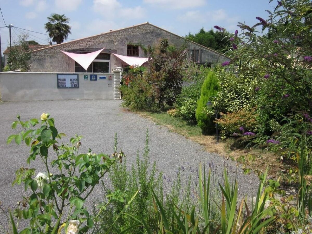 Maison L'Ecurie à Jonzac : jardin clos et terrasse - Photo 14