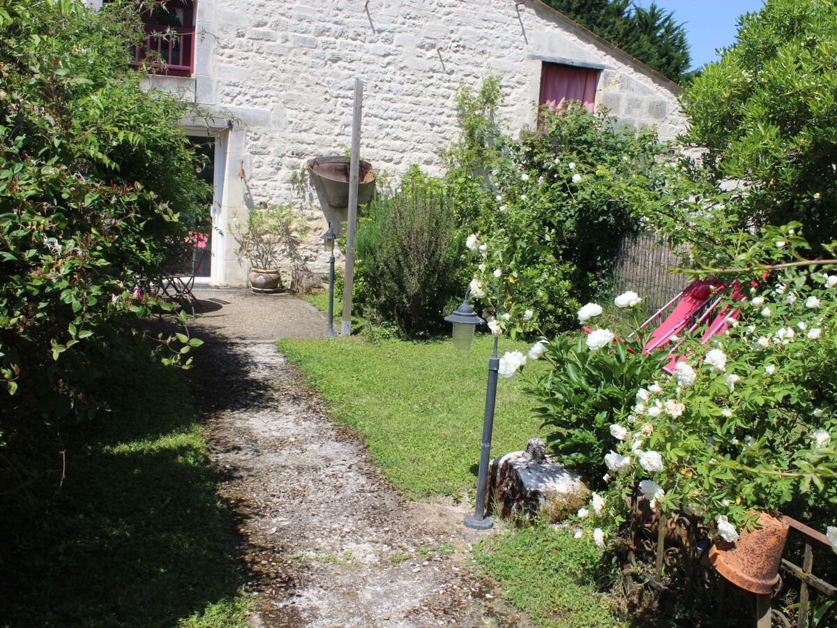 Maison L'Ecurie à Jonzac : jardin clos et terrasse - Photo 39