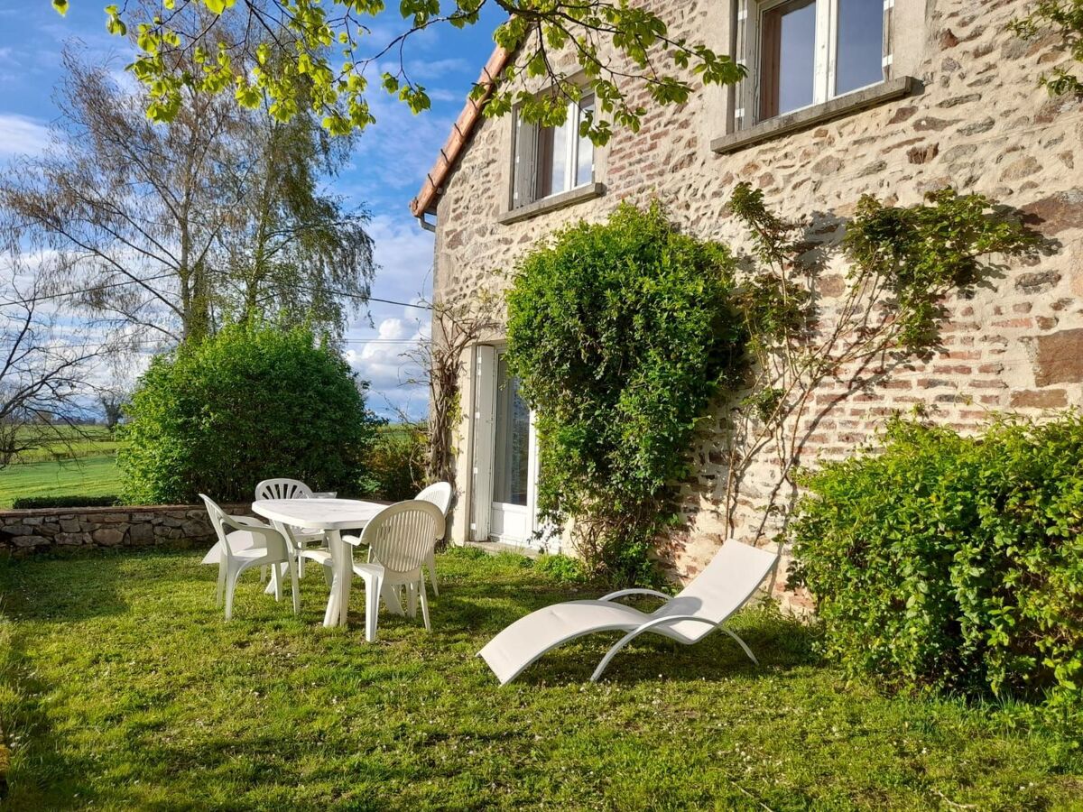 Maison 6 pers. en Auvergne, parc 3000m², vue vallonnée - Photo 5