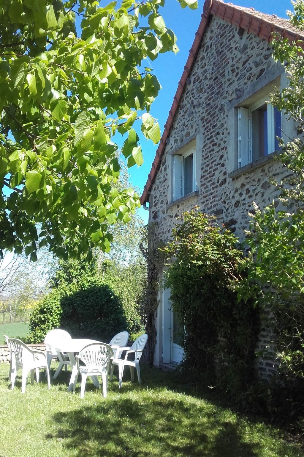 Maison 6 pers. en Auvergne, parc 3000m², vue vallonnée - Photo 11