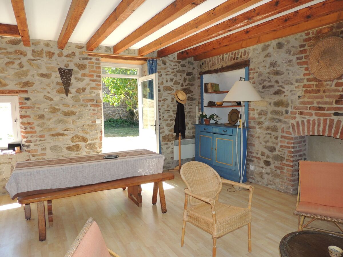 Maison 6 pers. en Auvergne, parc 3000m², vue vallonnée - Photo 23