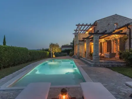 Villa Livia, maison pierre avec piscine à Buzet