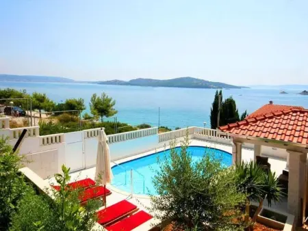 Maison 6 pers., piscine chauffée et accès plage direct