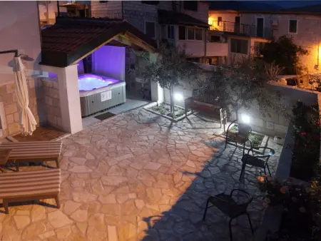 Maison Mravince avec jacuzzi, jardin et vue mer
