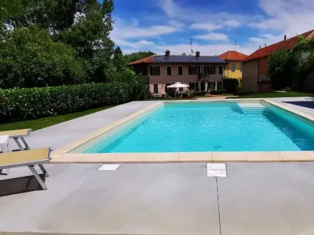 Location maison à Azzano d'Asti, in Azzano Dasti mit Kleiner Terrasse