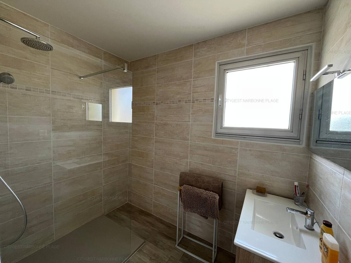 Appartement 2 étoiles à 50m de la plage, 2 balcons - Photo 8