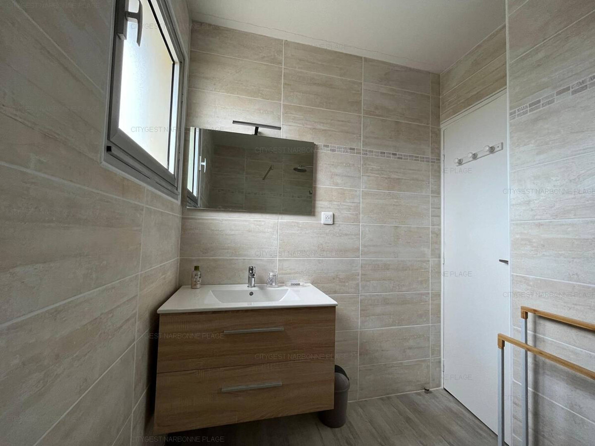 Appartement 2 étoiles à 50m de la plage, 2 balcons - Photo 10
