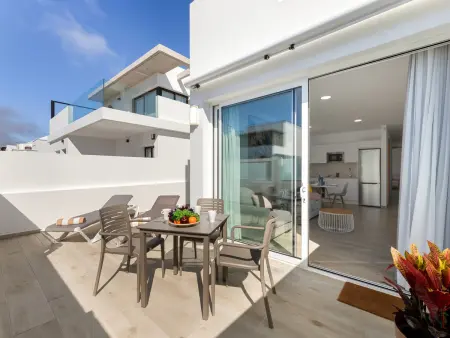 Location appartement à Playa Honda, Appartement moderne à Playa Honda avec terrasse privée
