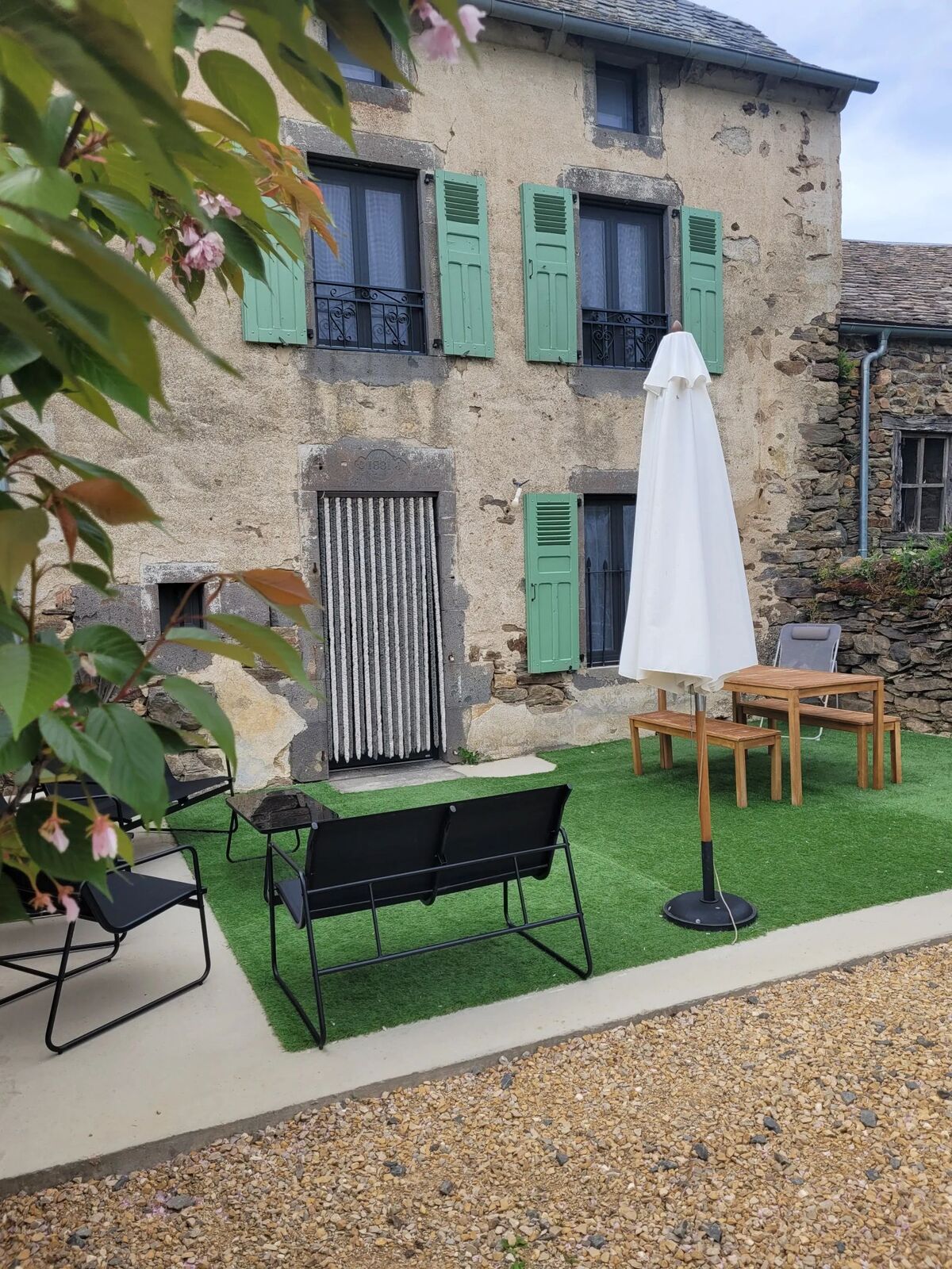 Maison 9 personnes à Alleuze – Cheminée, jardin et barbecue - Photo 1