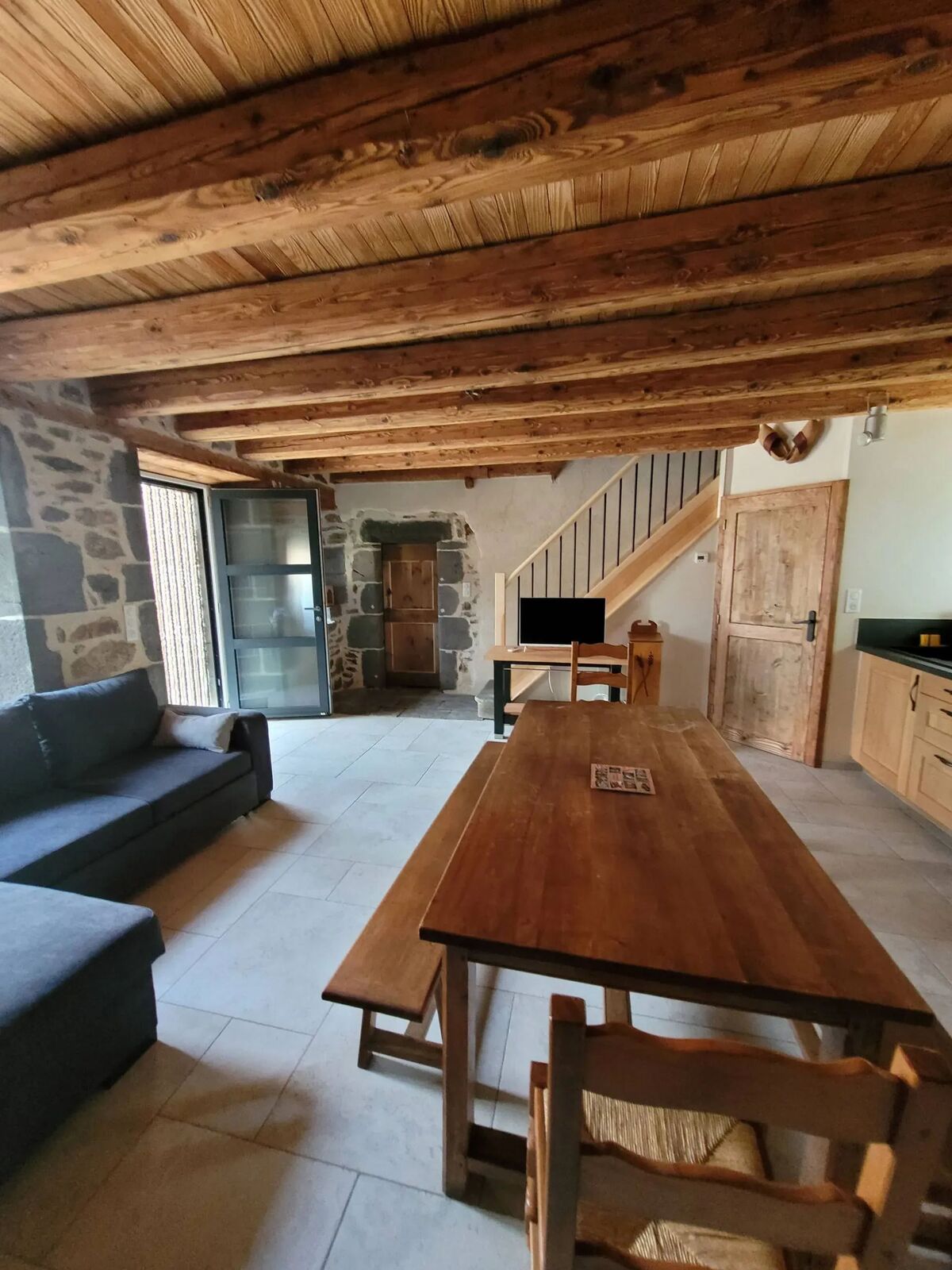 Maison 9 personnes à Alleuze – Cheminée, jardin et barbecue - Photo 2
