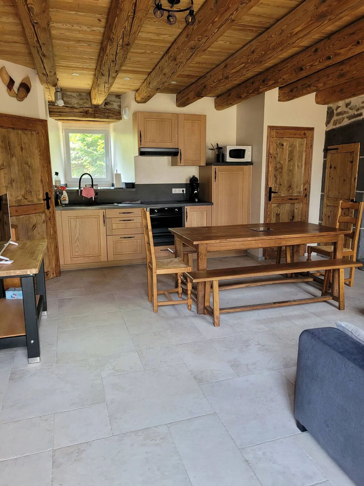 Maison 9 personnes à Alleuze – Cheminée, jardin et barbecue - Photo 3
