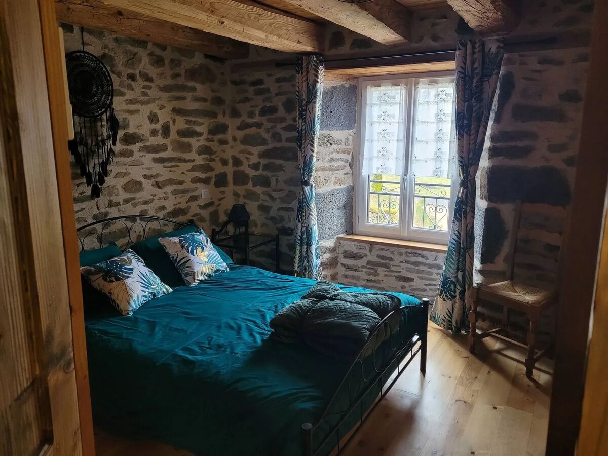 Maison 9 personnes à Alleuze – Cheminée, jardin et barbecue - Photo 4