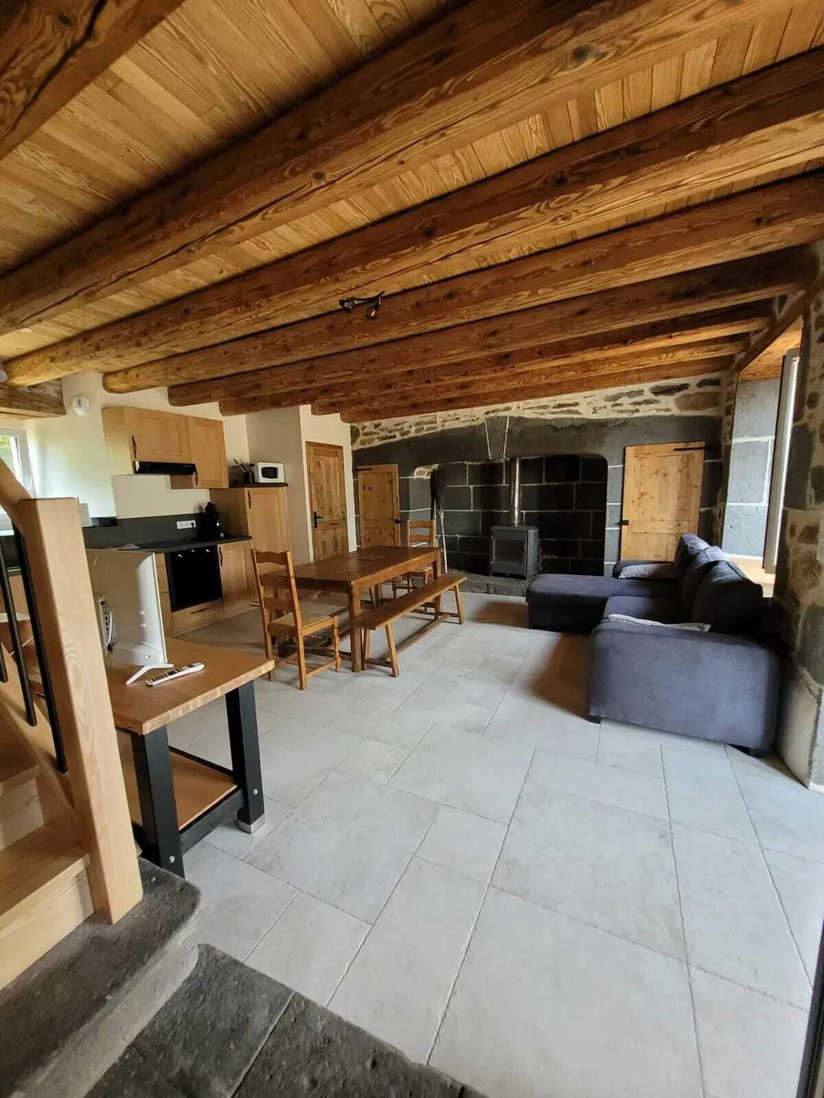 Maison 9 personnes à Alleuze – Cheminée, jardin et barbecue - Photo 9
