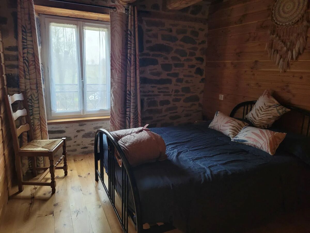 Maison 9 personnes à Alleuze – Cheminée, jardin et barbecue - Photo 10