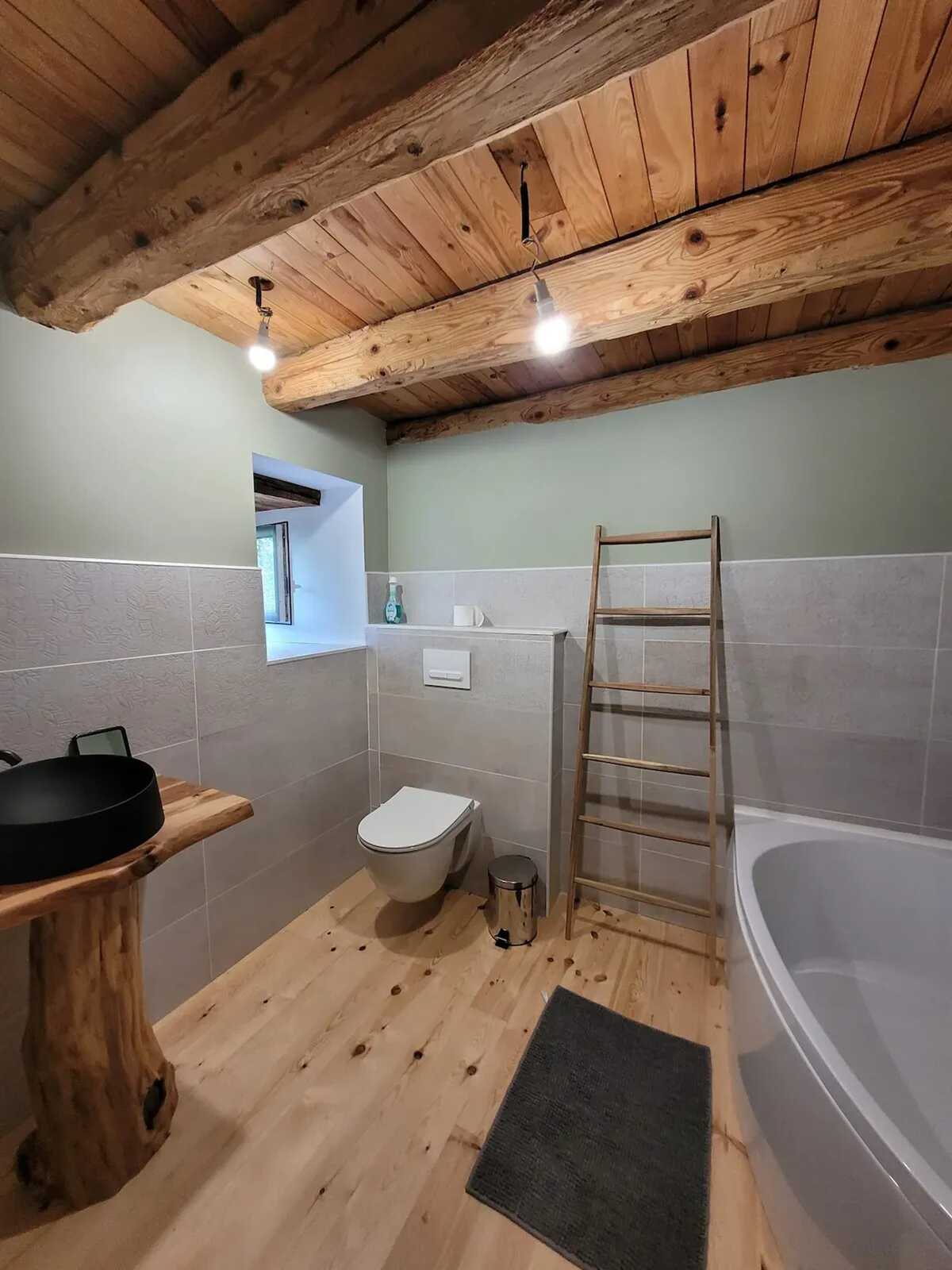 Maison 9 personnes à Alleuze – Cheminée, jardin et barbecue - Photo 12