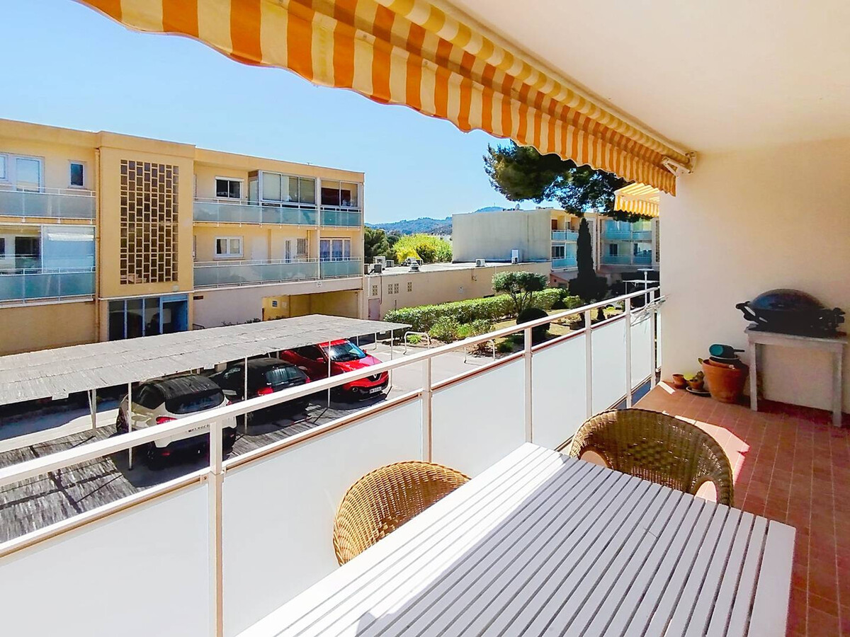 T2 40m² à Bormes-les-Mimosas, loggia sud-est - Photo 1
