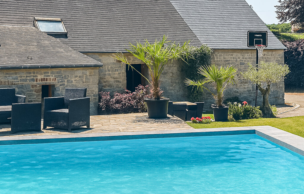 Maison pierre et poutres avec piscine chauffée à Hestrud - Photo 1