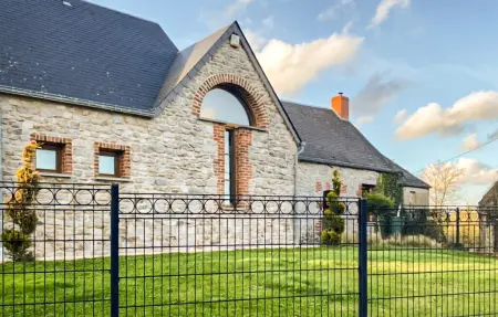 Jolie maison avec piscine, Maison 5 personnes à Hestrud - Photo 2