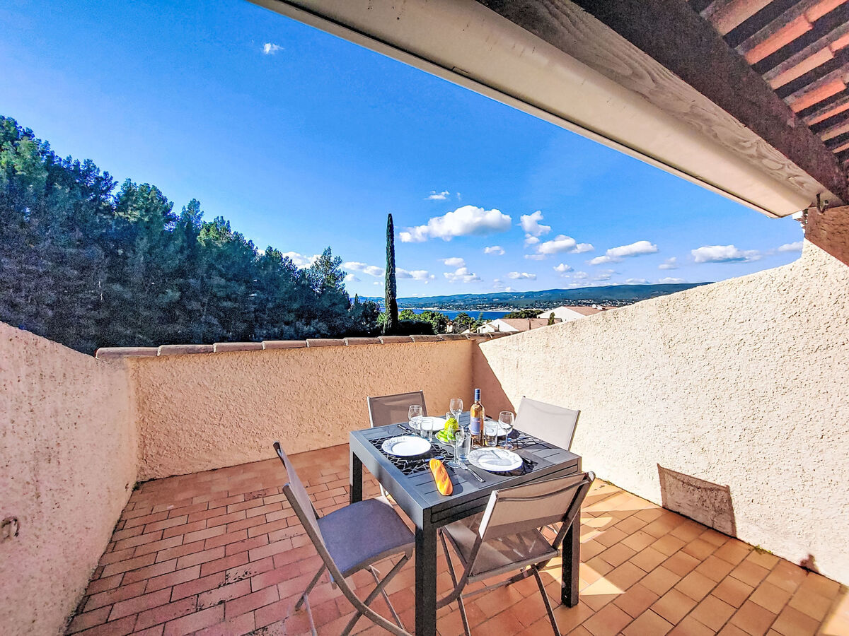 Studio rénové 28 m² avec terrasse 15 m² à Saint Cyr - Photo 1
