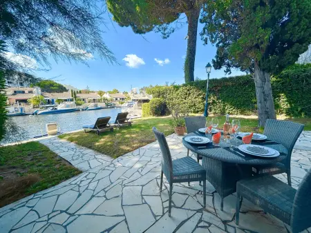 Location maison à Port Grimaud, Maison Rénovée, Climatisée, Jardin, Amarrage Privé