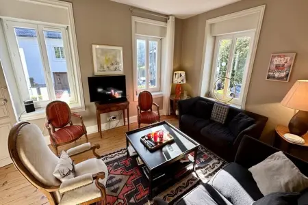 Location maison à Mont Dore, Un havre de paix ensoleillé près du centre-ville