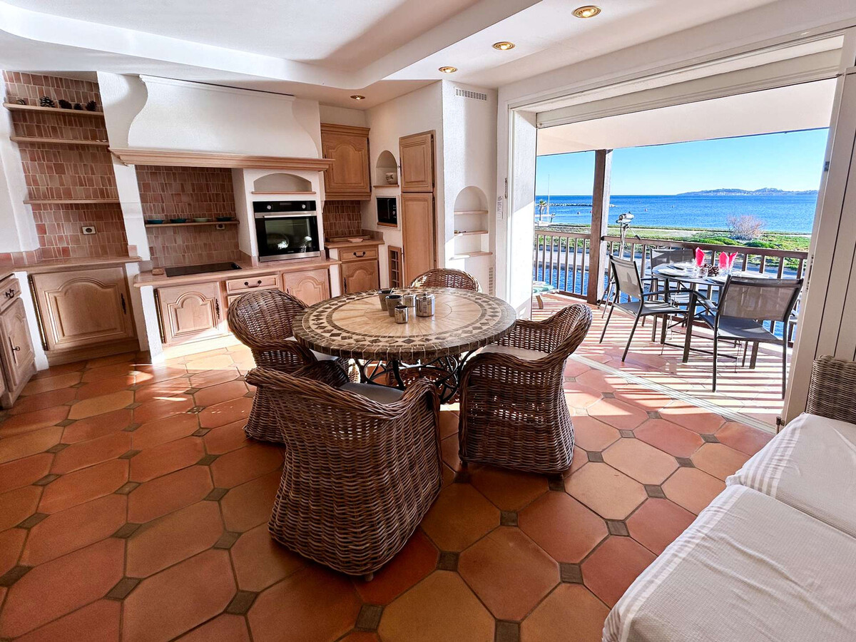 Appartement 2 chambres Port Grimaud avec vue mer et balcon - Photo 3