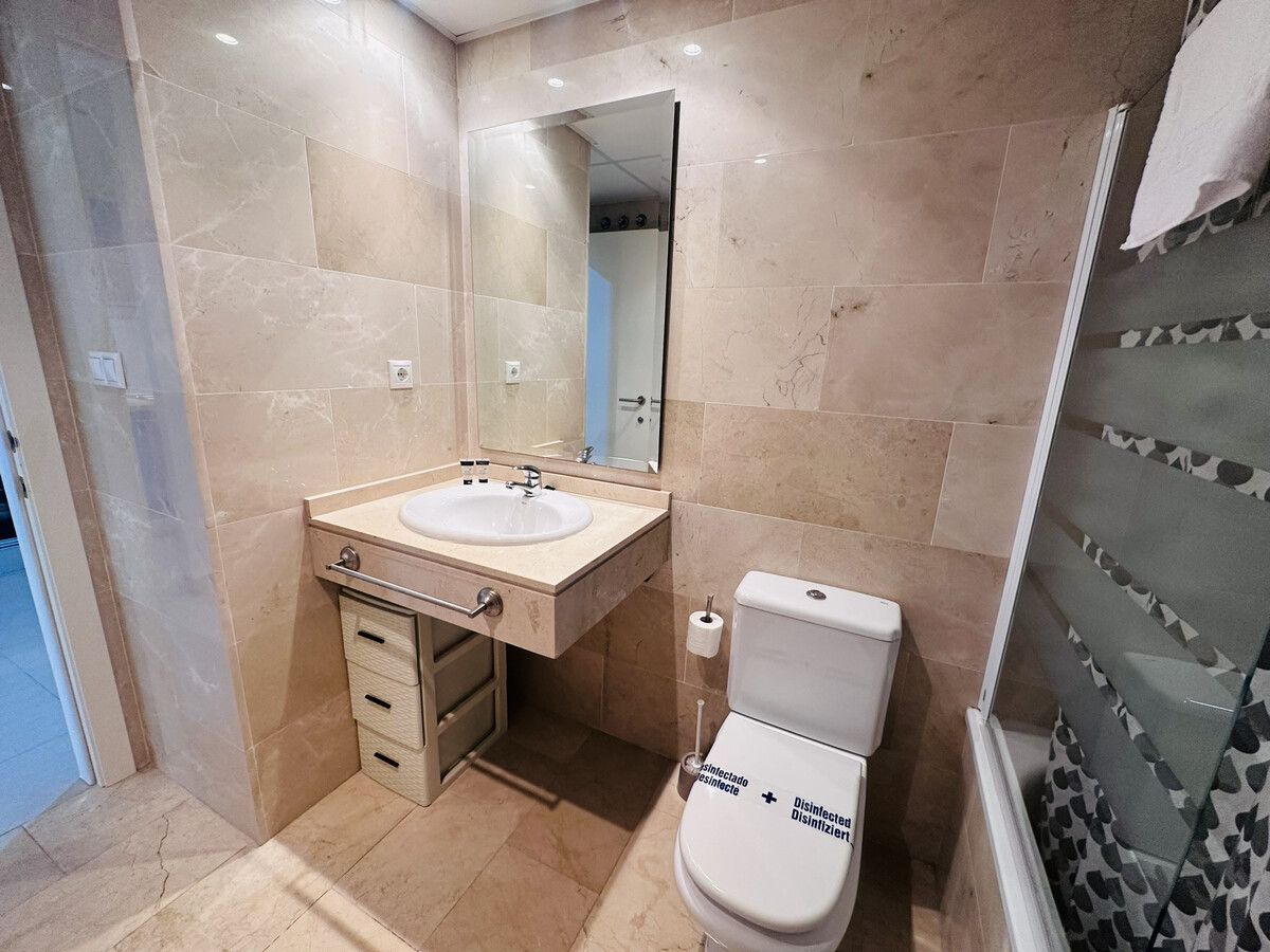 Appartement 2 chambres, 8e étage, 350m de la plage - Photo 17