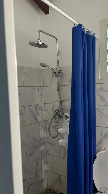 Studio 20 m² avec jacuzzi et terrasse vue montagne à Rivière-Pilote : photo 11