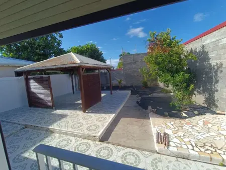 Location maison à Le Moule, Maison accueillante à Le Moule avec terrasse et jardin