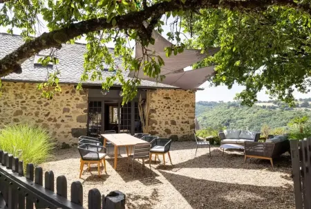 Location maison à Maleville, Maison spacieuse avec piscine à Maleville