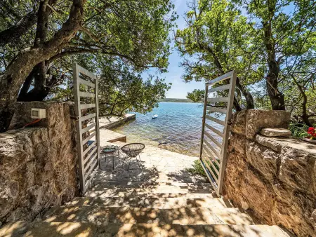 Maison méditerranéenne les pieds dans l'eau à Novigrad