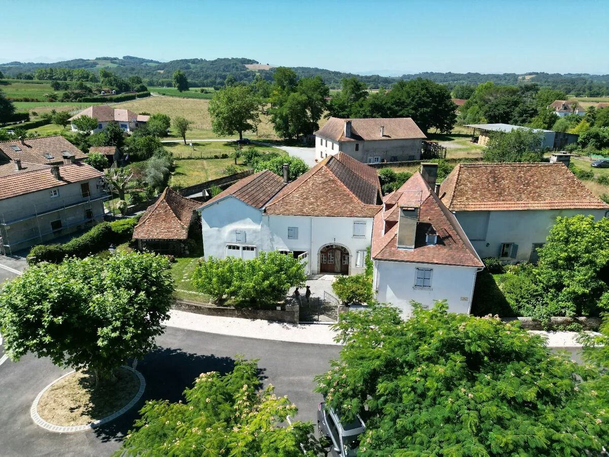 Ancienne ferme béarnaise avec grand jardin aménagé - Photo 1