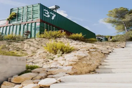Villa Canyelles : maison-container design avec piscine : photo 32