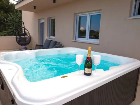 Villa Paula à Pula : piscine chauffée et jacuzzi : photo 14