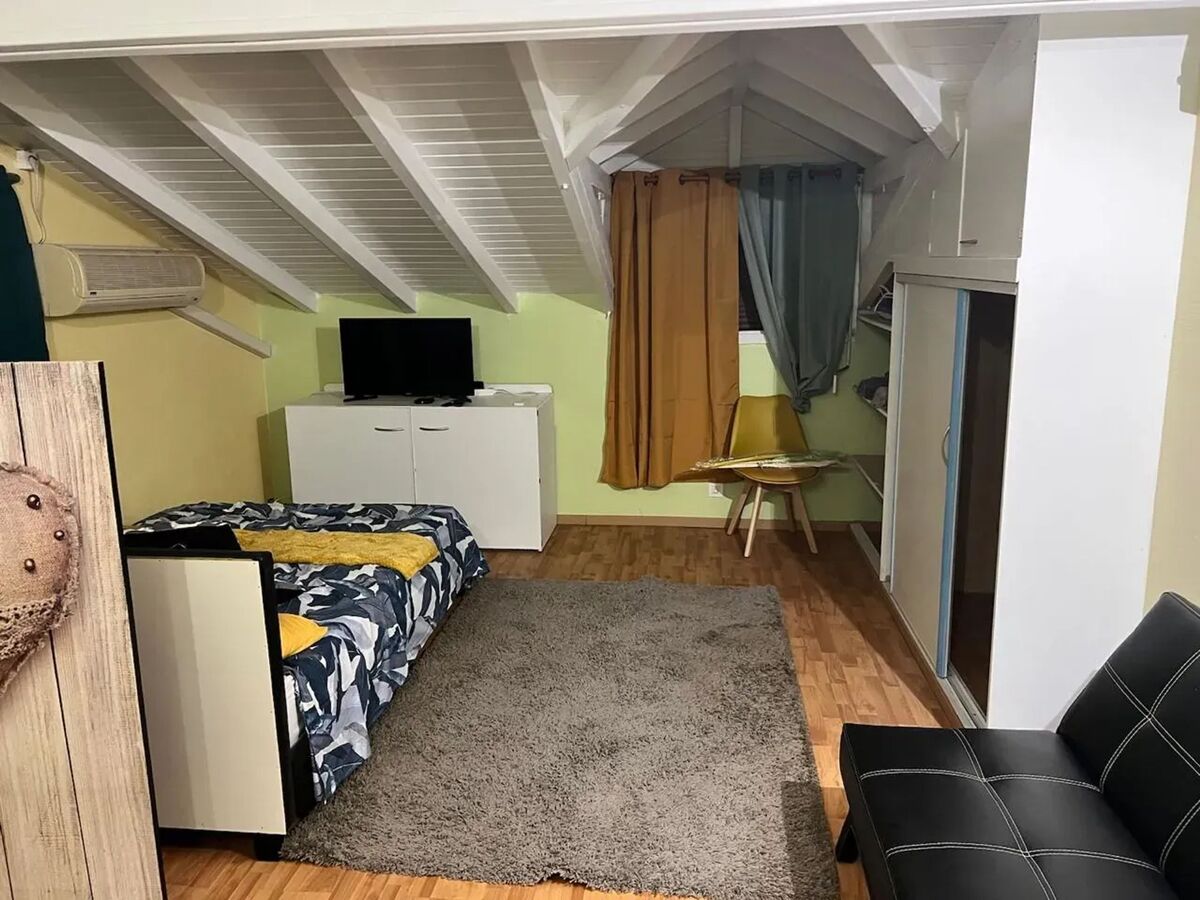 Studio 54 m² à Sainte-Rose, entrée privée et cuisine équipée - Photo 1