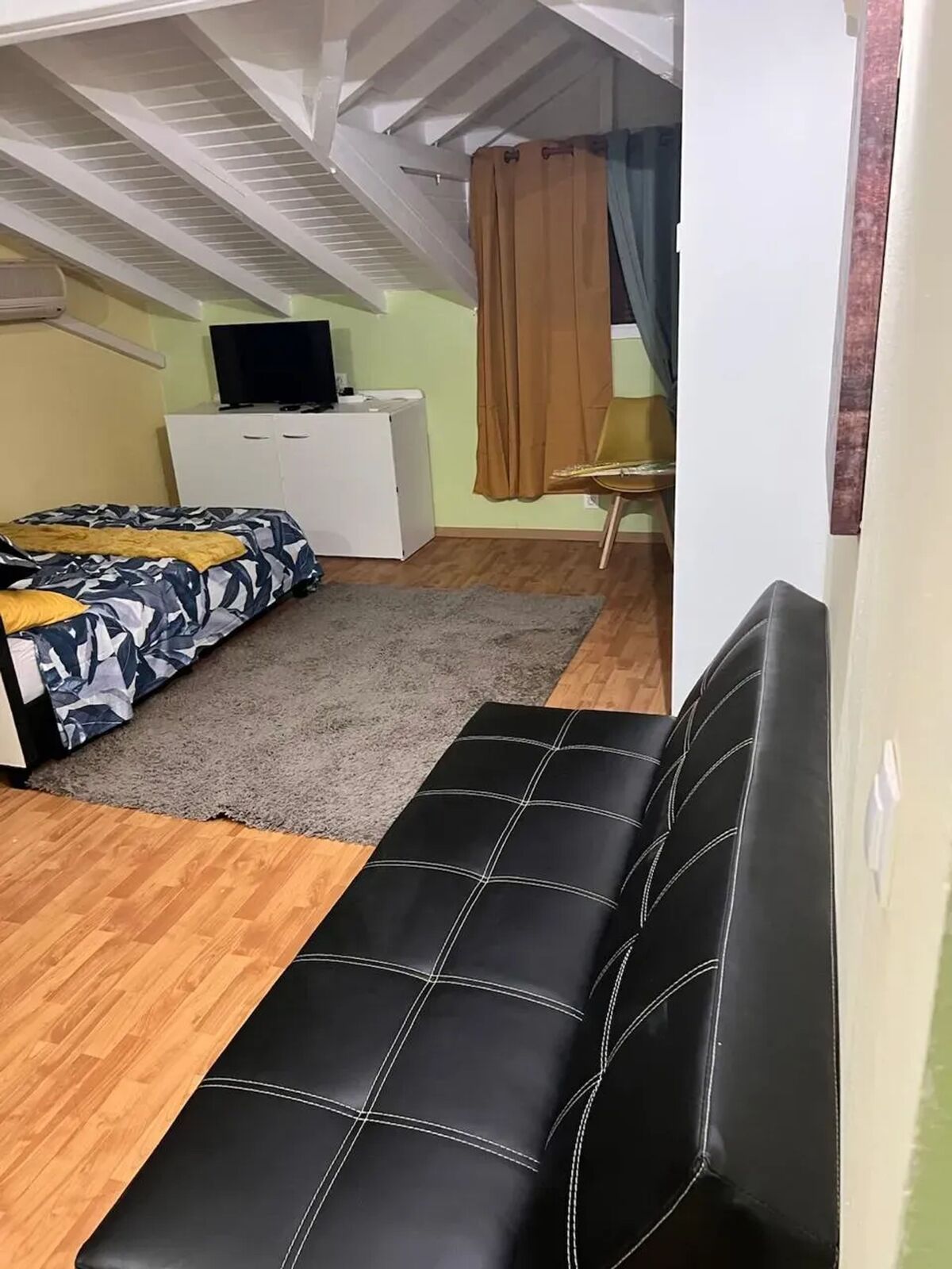 Studio 54 m² à Sainte-Rose, entrée privée et cuisine équipée - Photo 9