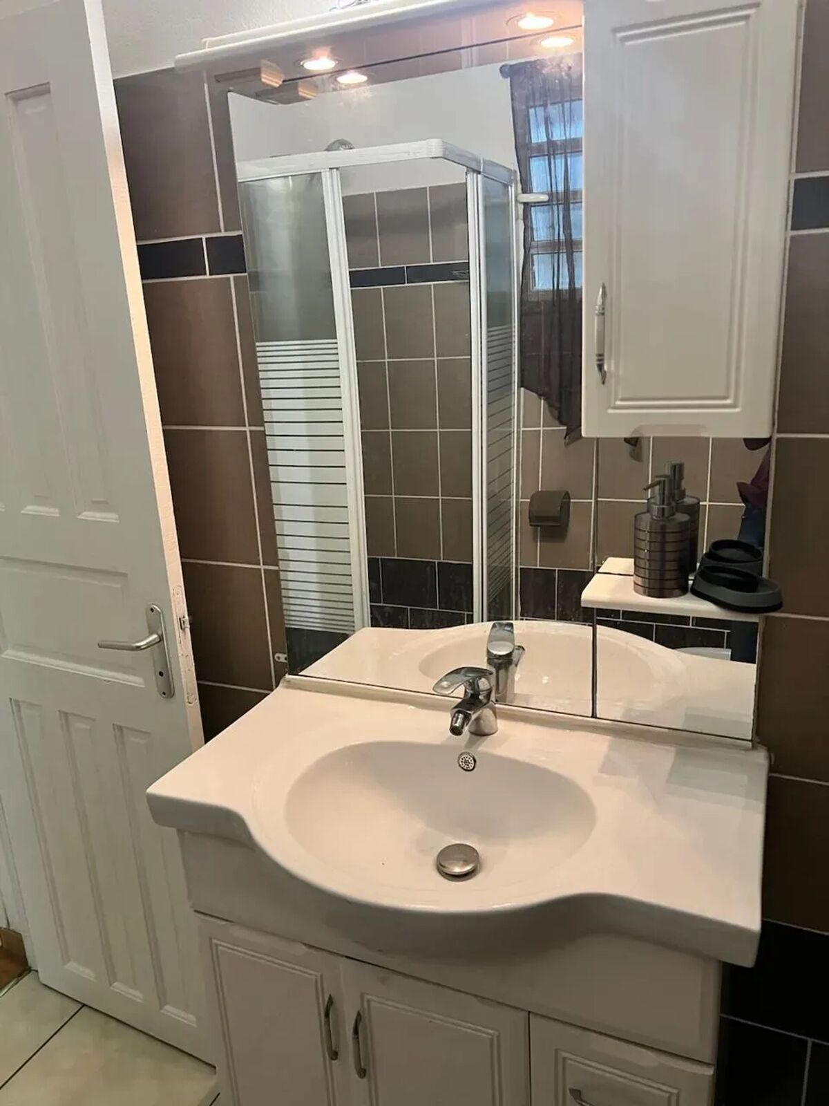 Studio 54 m² à Sainte-Rose, entrée privée et cuisine équipée - Photo 11