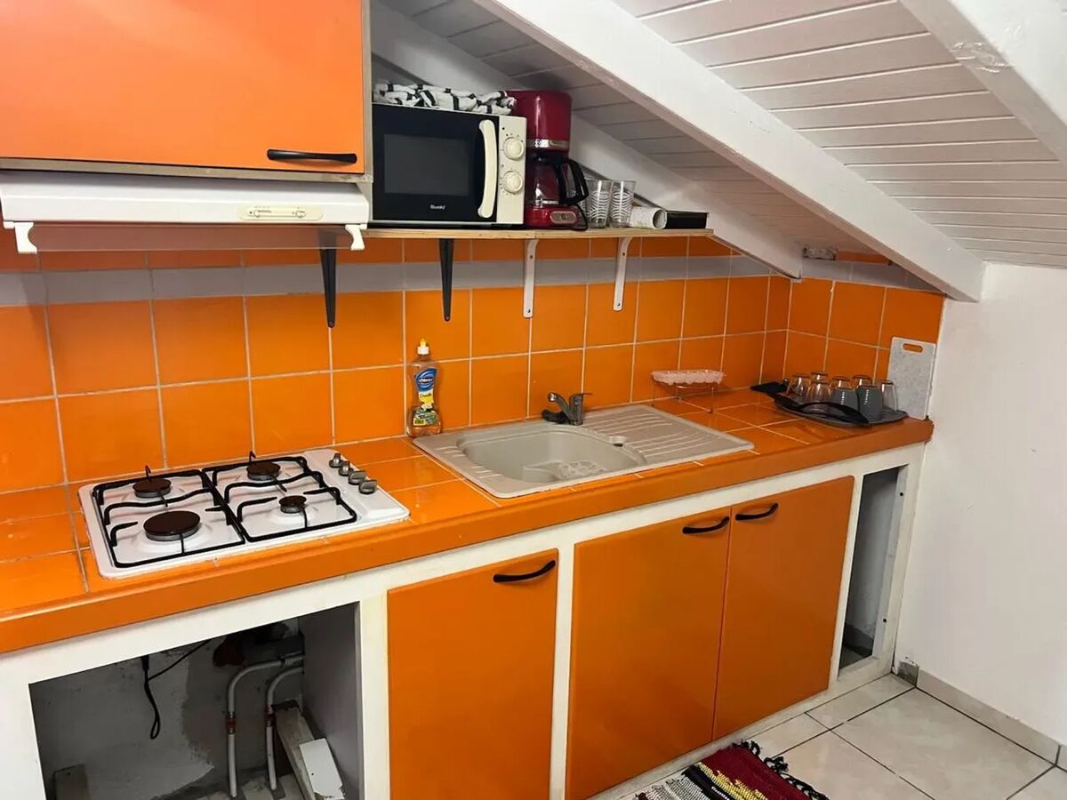 Studio 54 m² à Sainte-Rose, entrée privée et cuisine équipée - Photo 18