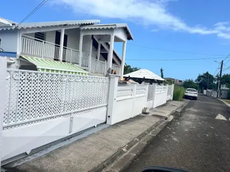 Location appartement à Sainte Rose, Charmant appartement avec terrasse à Sainte-Rose 60 m²