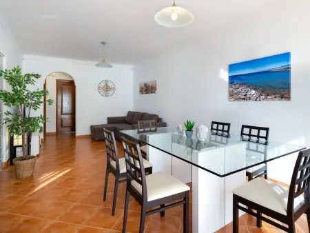 Location appartement à Porches, Appartement rénové à Porches avec balcon et accès piscine