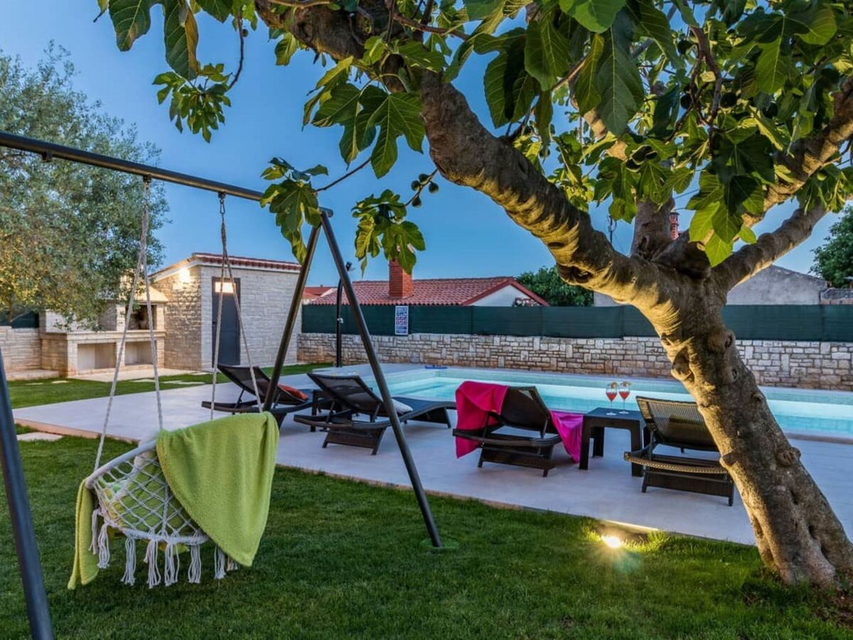 Villa Pietra, maison 2 étages avec piscine privée à Galižana - Photo 3