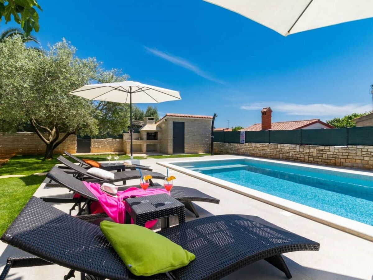 Villa Pietra, maison 2 étages avec piscine privée à Galižana - Photo 7