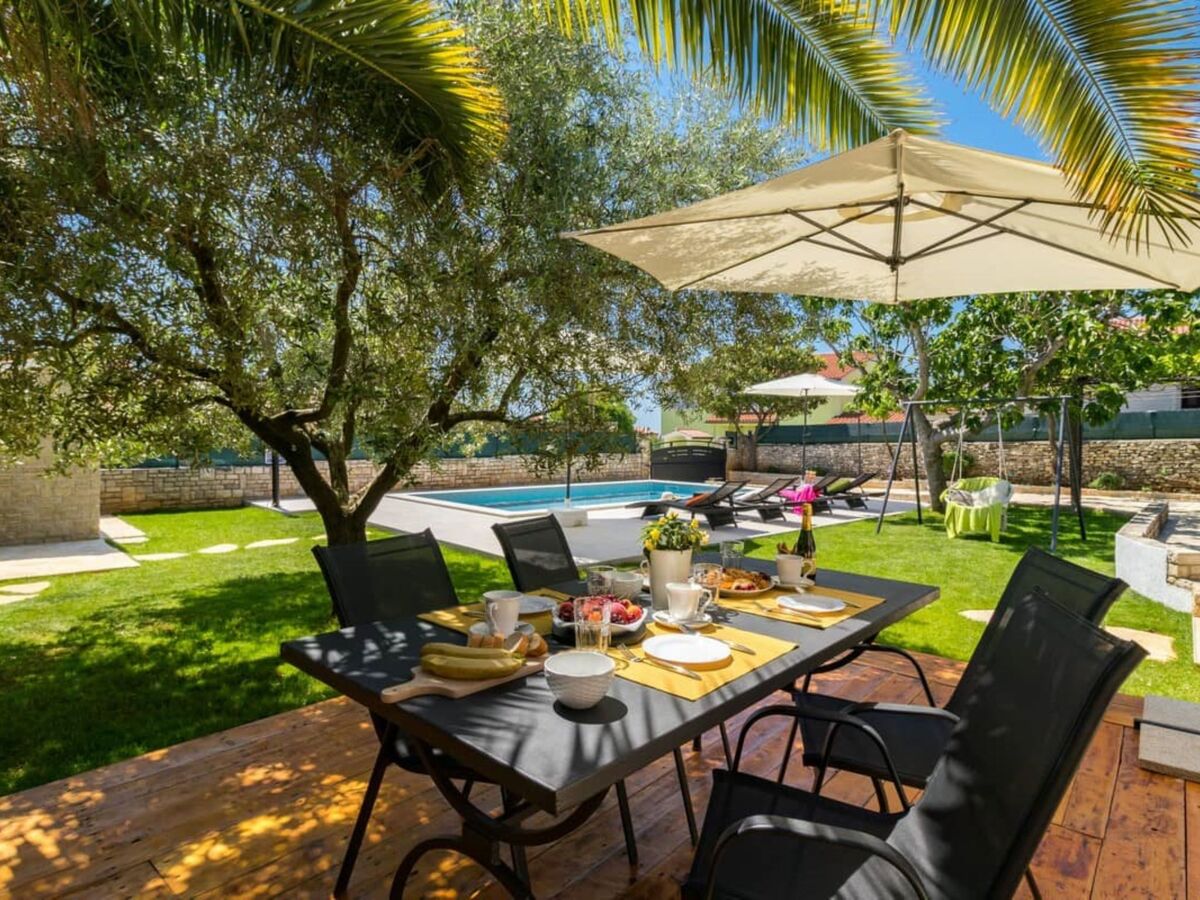 Villa Pietra, maison 2 étages avec piscine privée à Galižana - Photo 8