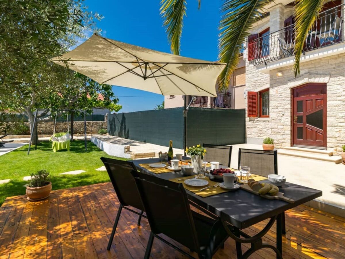 Villa Pietra, maison 2 étages avec piscine privée à Galižana - Photo 15