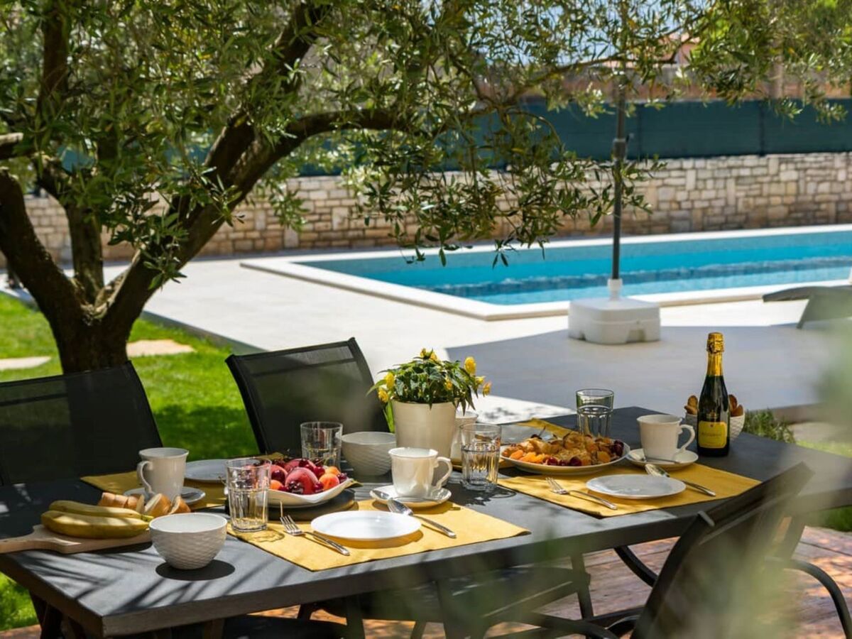 Villa Pietra, maison 2 étages avec piscine privée à Galižana - Photo 16
