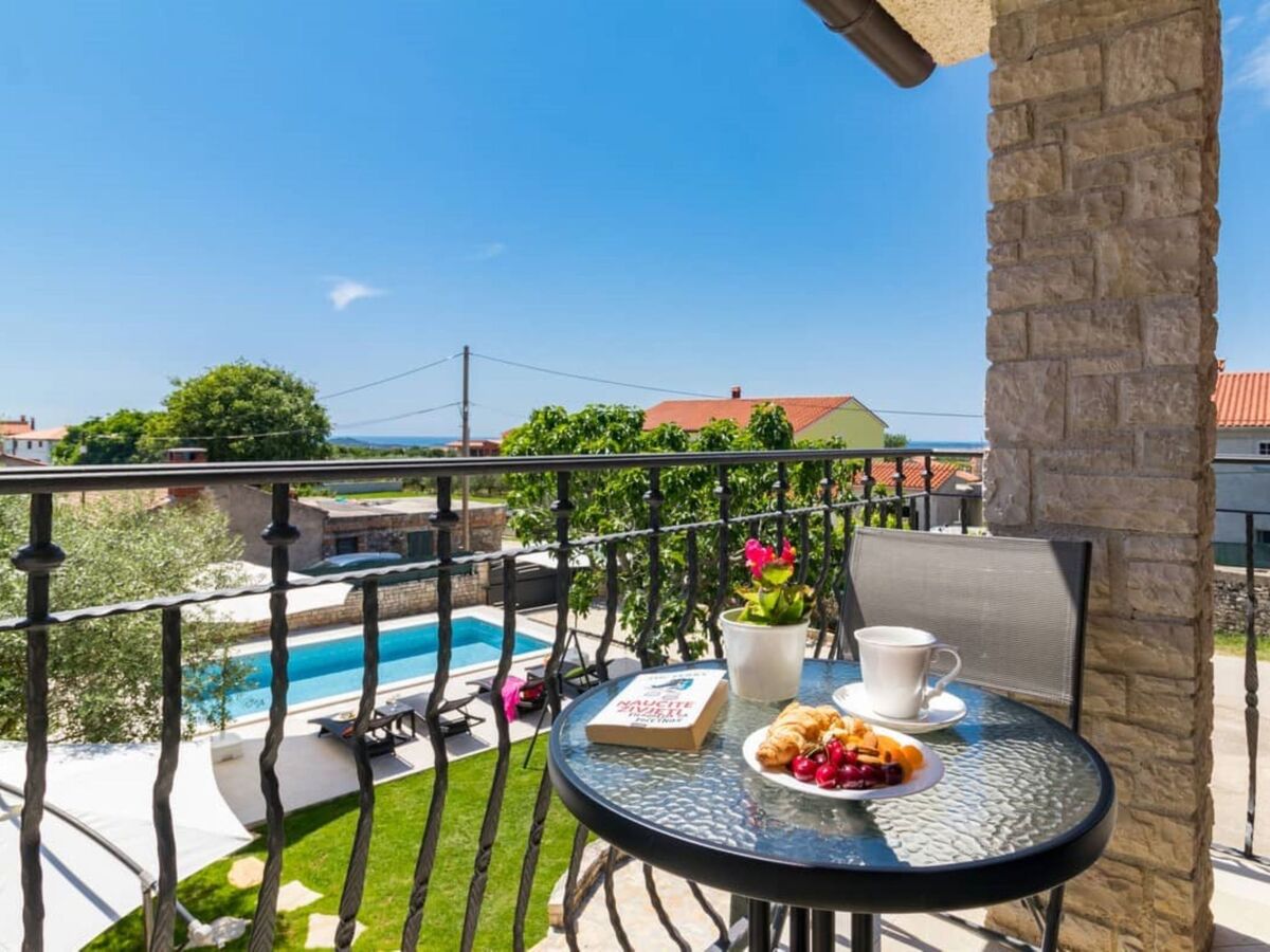 Villa Pietra, maison 2 étages avec piscine privée à Galižana - Photo 17