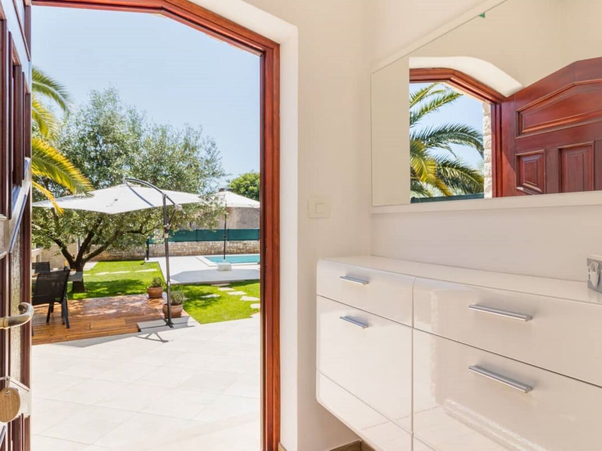 Villa Pietra, maison 2 étages avec piscine privée à Galižana - Photo 26