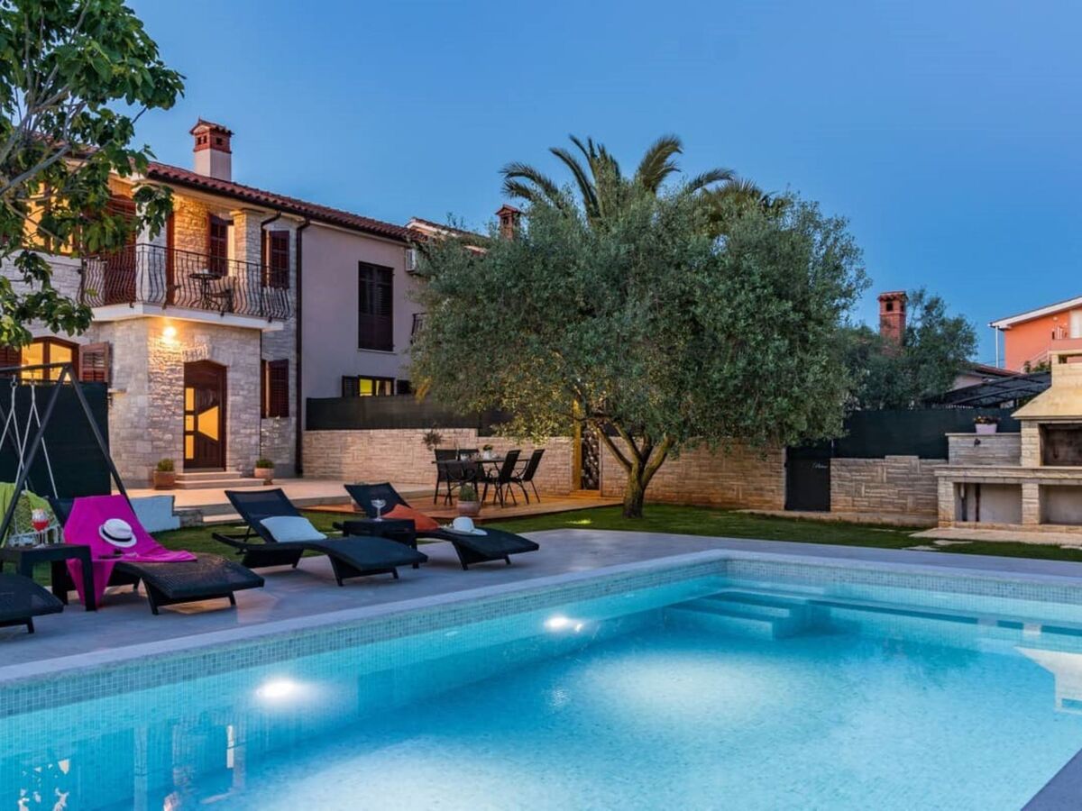 Villa Pietra, maison 2 étages avec piscine privée à Galižana - Photo 28